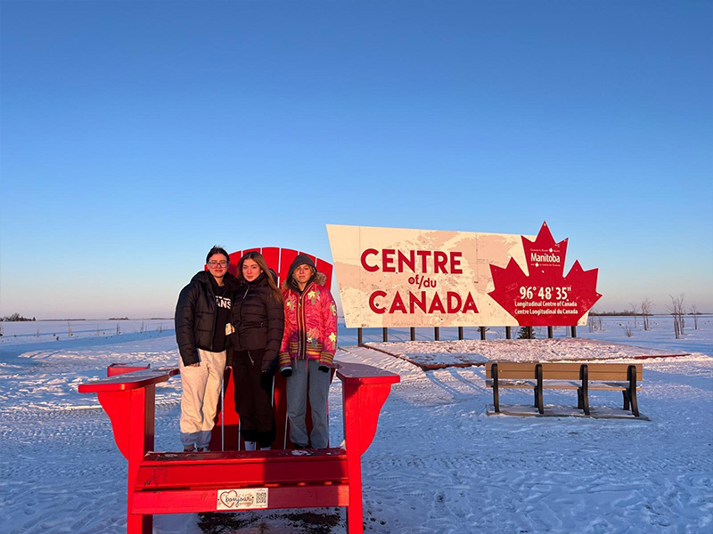Canada Un’esperienza di studio nel cuore di Toronto Il programma, destinato a studenti dai 14 ai 18 anni, permette di frequentare una prestigiosa scuola situata nel centro della città, con percorsi disponibili sia durante l’estate che nel corso dell’anno scolastico. Studio e sistema scolastico: La scuola adotta un sistema basato su due corsi full-time per ogni term, con classi di circa 15 studenti, permettendo agli studenti di approfondire due materie principali contemporaneamente. L’anno accademico è suddiviso in quattro term di 9 settimane ciascuno, con un quinto term estivo a luglio. Durante il pomeriggio, gli studenti possono partecipare a club e attività sportive organizzate in collaborazione con centri locali. Programma accademico – 9 settimane Le partenze sono disponibili a settembre, novembre, febbraio e aprile. Durante l’anno scolastico, gli studenti frequentano due corsi full-time e partecipano ad attività pomeridiane che completano l’esperienza scolastica. Programma di 4 o 7 settimane: 4 settimane: dal 2 luglio al 30 luglio 2026 7 settimane: dal 2 luglio al 17 agosto 2026 Gli studenti scelgono due corsi full-time tra Inglese (ESL), Matematica, Scienze, Arte, Teatro, Business e Tecnologia, con 6 ore di lezione al giorno, completate nel pomeriggio da club e attività sportive. Sistemazione in famiglia Il soggiorno prevede la sistemazione in famiglie ospitanti accuratamente selezionate in camera singola. La vita quotidiana in famiglia offre un’opportunità unica per praticare l’inglese, conoscere le abitudini locali e creare legami autentici. Le famiglie ospitanti possono avere diverse composizioni (coppie con o senza figli, genitori single, pensionati) e provenire da contesti culturali, religiosi ed etnici differenti, arricchendo l’esperienza di integrazione.
